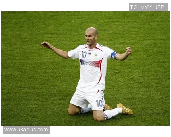 足球巨星水下写真展现力量与优雅瞬间令人心动