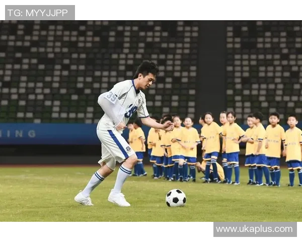 做梦与球星同场竞技：足球场上的奇幻与现实之旅