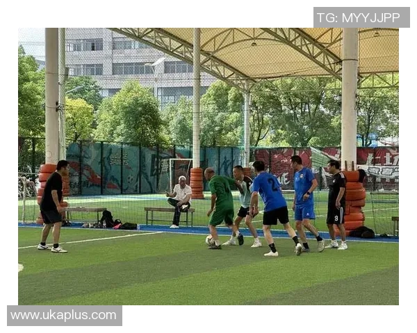 巨星赛场挥洒激情瞬间直拍定格绿茵足球震撼画面 巨星赛场挥洒激情瞬间直拍定格绿茵足球震撼画面