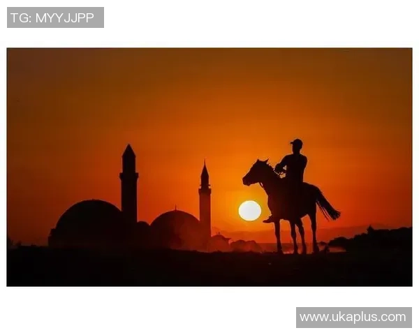 落日余晖下孤独的球场上那道渐行渐远的足球英雄背影 落日余晖下孤独的球场上那道渐行渐远的足球英雄背影