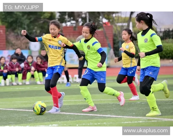 足球女球星比心头像图片展示热情与魅力引领女性力量的全新风采 足球女球星比心头像图片展示热情与魅力引领女性力量的全新风采