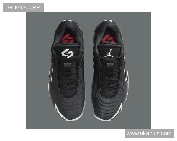 足球明星签名鞋设计新潮流明星logo鞋掀起运动时尚潮流风暴